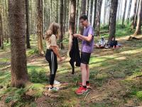 nejstarsi kluci a nejstarsi holky pri hre na paseraky.jpg